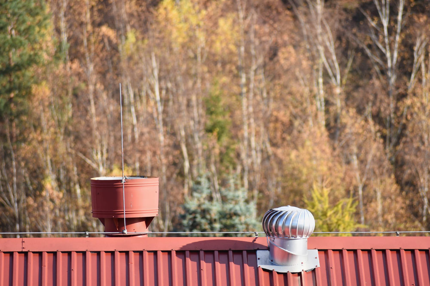 трубы вентиляции и кондиционирования на крыше дома
