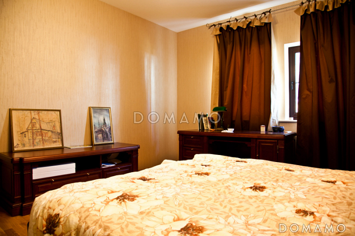 Проект дома из кирпича с местом для трех авто Проект дома из кирпича с местом для трех авто