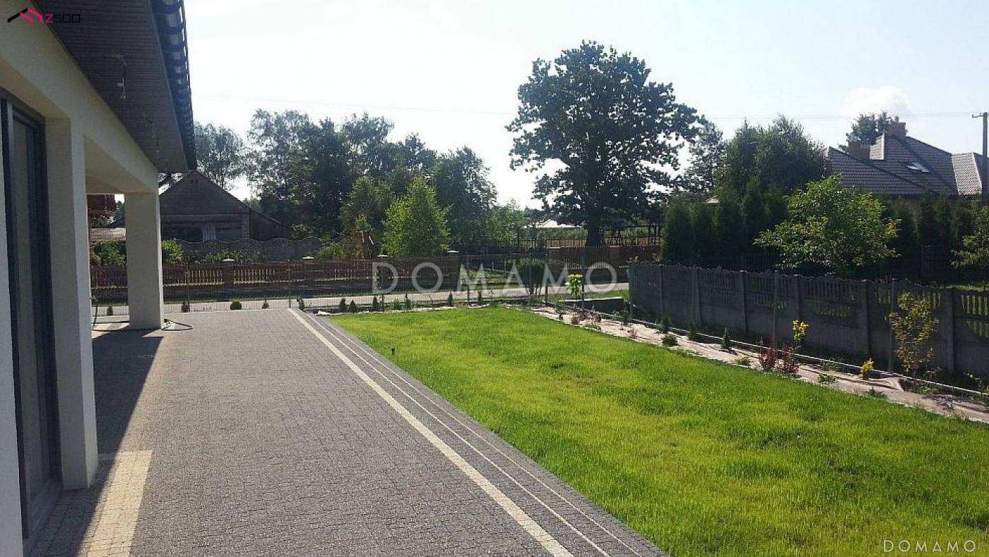 Проект квадратного одноэтажного дома из газобетона с четырьмя комнатами и гаражом для большой семьи / 26