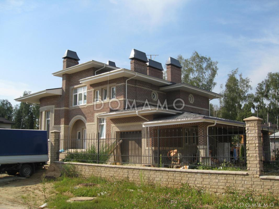 Проект коттеджа с круглой гостиной, гаражом и навесом / 4