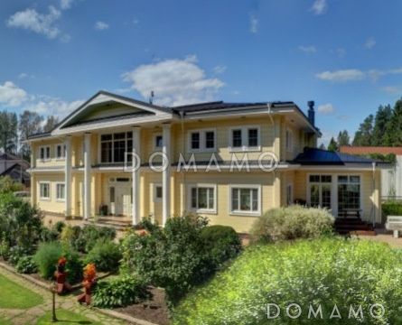 Проект двухэтажного дома из клееного бруса с колоннами и большой верандой Проект двухэтажного дома из клееного бруса с колоннами и большой верандой