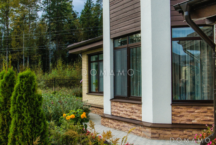 Проект дома из кирпича с эркером и балконом