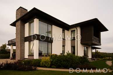 Проект кирпичного двухэтажного дома с большими окнами