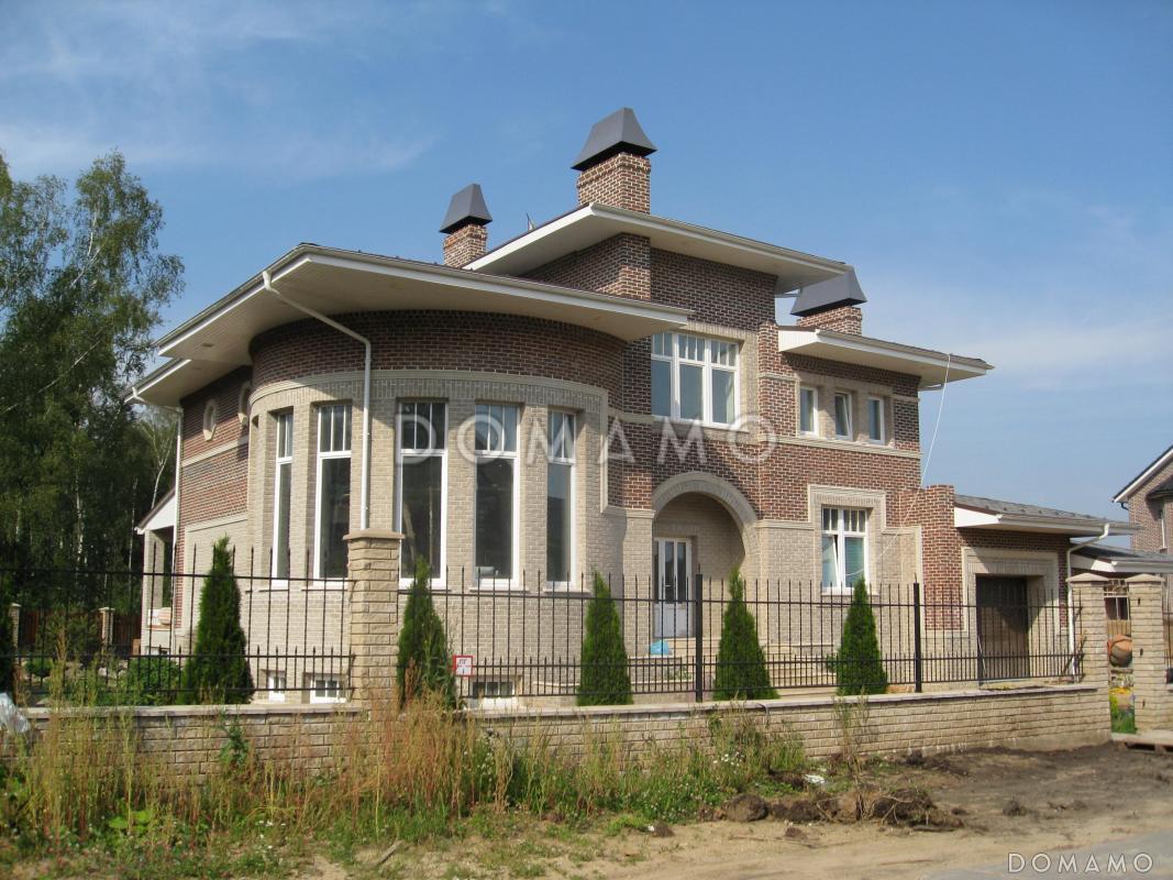 Проект коттеджа с круглой гостиной, гаражом и навесом / 2