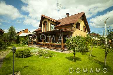 Проект кирпичного дома с эркером и гаражом для одной машины