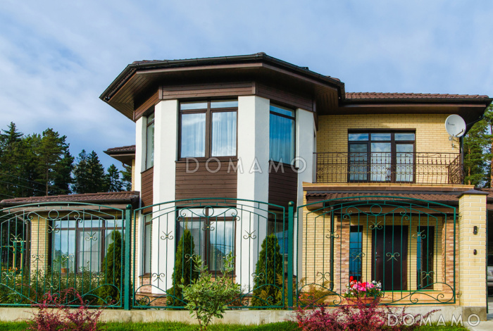 Проект дома из кирпича с эркером и балконом