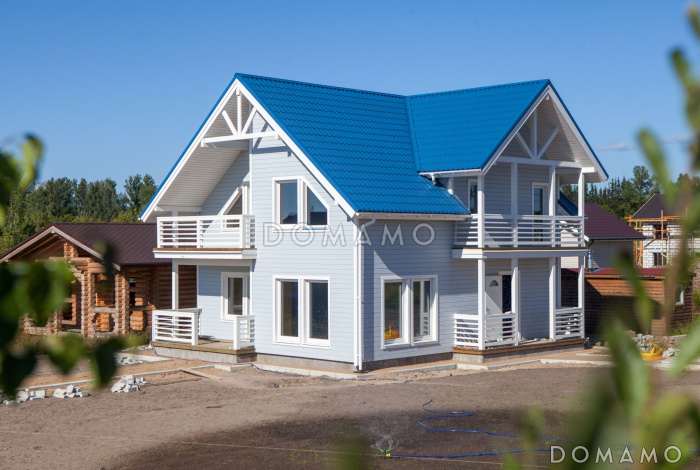 Проект каркасного дома с балконами на втором этаже