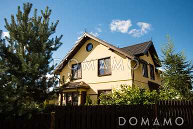 Проект кирпичного дома с эркером и спальней на первом этаже