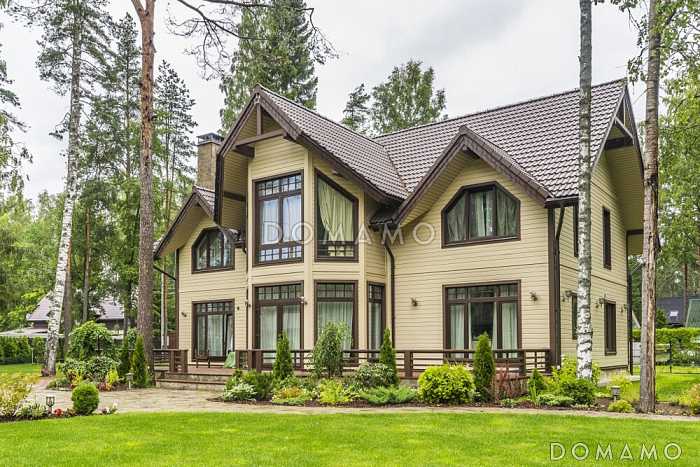 Проект скандинавского коттеджа из кирпича с эркером, мансардой и открытой террасой