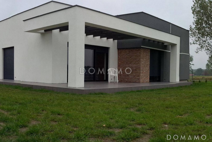 Проект небольшого современного одноэтажного дома из газобетона с тремя спальнями и красивой террасой Проект небольшого современного одноэтажного дома из газобетона с тремя спальнями и красивой террасой