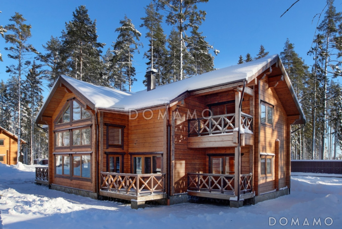 Проект двухэтажного дома из клееного бруса с тремя небольшими террасами на первом этаже Проект двухэтажного дома из клееного бруса с тремя небольшими террасами на первом этаже