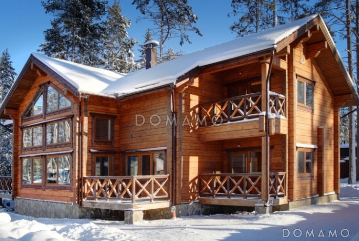 Проект двухэтажного дома из клееного бруса с тремя небольшими террасами на первом этаже Проект двухэтажного дома из клееного бруса с тремя небольшими террасами на первом этаже