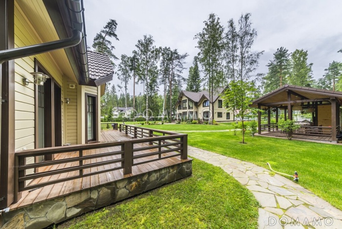 Проект коттеджа из газобетона с мансардой, эркером, светлой гостиной и открытой террасой