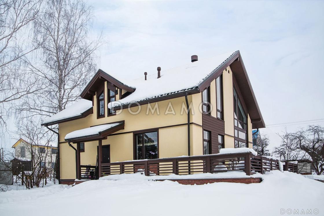 Проект дома из газобетона с двусветной гостиной, крытой террасой и островным камином / 1