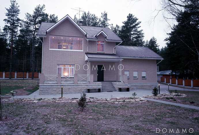 Проект дома из пеноблоков с гаражом и бассейном расположенные на цокольном этаже Проект дома из пеноблоков с гаражом и бассейном расположенные на цокольном этаже