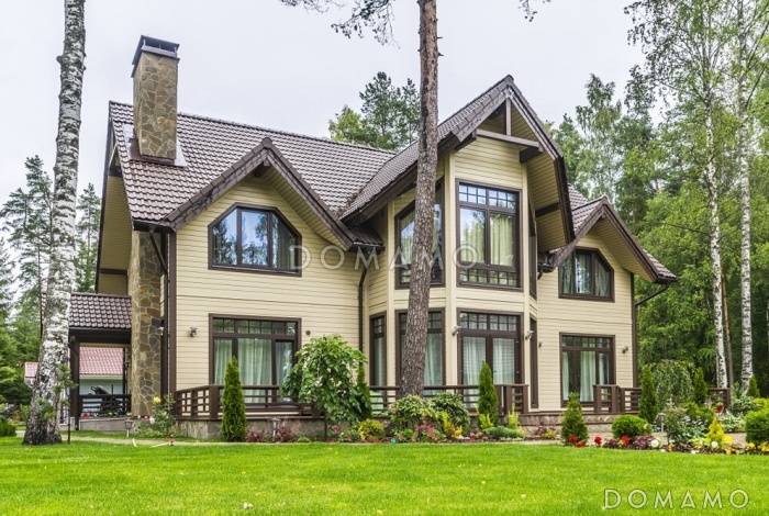 Проект скандинавского коттеджа из кирпича с эркером, мансардой и открытой террасой