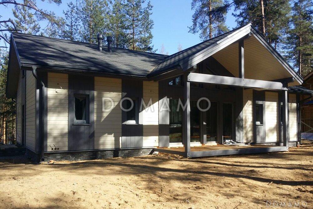 Проект скандинавского каркасного дома с панорамными окнами, большой гостиной и крытой террасой / 1