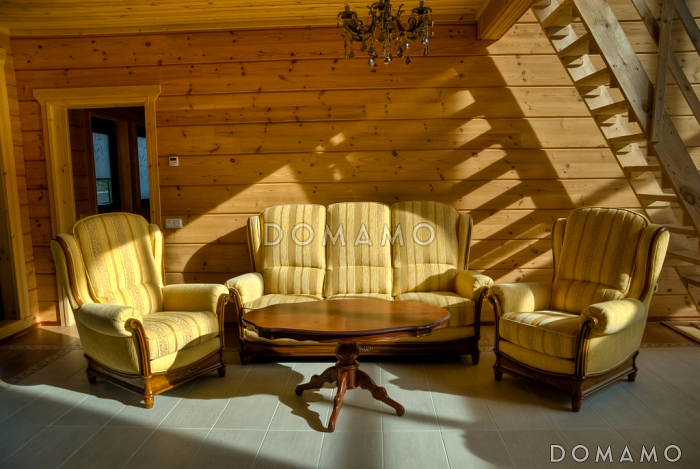 Проект двухэтажного дома из клееного бруса с шестью спальнями и гостиной на втором этаже Проект двухэтажного дома из клееного бруса с шестью спальнями и гостиной на втором этаже