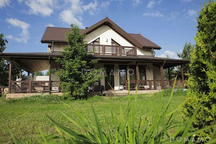 Проект дома из кирпича с угловой террасой и просторным балконом на мансардном этаже