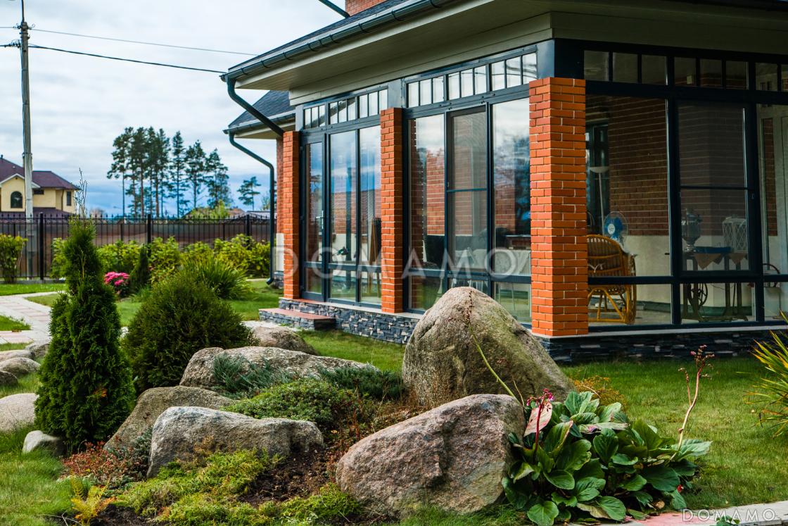 Проект кирпичного дома с панорамным остеклением на веранде, гаражом и навесом для авто / 8