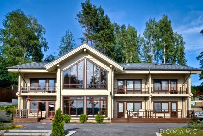 Проект двухэтажного дома из клееного бруса с шестью спальнями и гостиной на втором этаже Проект двухэтажного дома из клееного бруса с шестью спальнями и гостиной на втором этаже