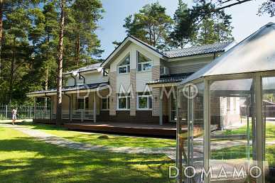 Проект дома из пеноблоков с просторным холлом на мансардном этаже