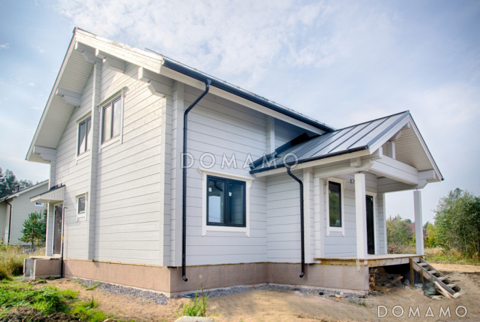 Проект дома из клееного бруса с просторной сауной и спальней на первом этаже Проект дома из клееного бруса с просторной сауной и спальней на первом этаже