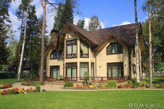 Проект каркасного дома в скандинавском стиле с террасой, эркером и большими окнами