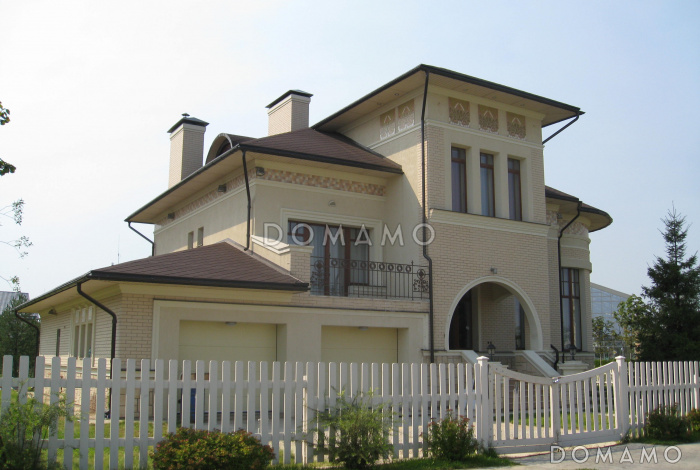 Проект коттеджа с двусветной гостиной, террасой и гаражом на 2 а/м