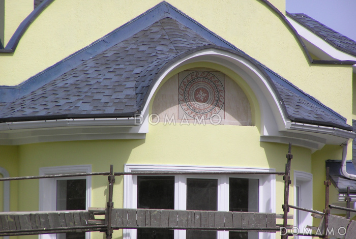 Проект коттеджа с двусветной гостиной, сауной и балконом