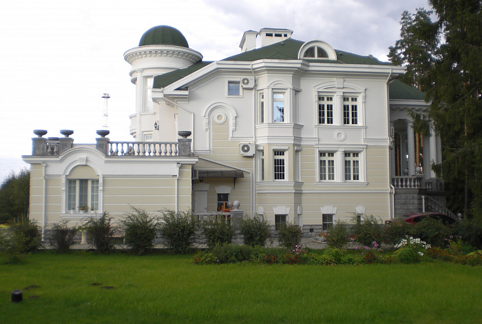 Проект жилого дома с небольшим бассейном на цокольном этаже