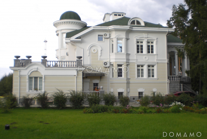 Проект жилого дома с небольшим бассейном на цокольном этаже