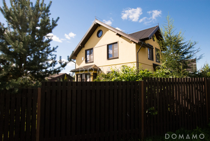 Проект кирпичного дома с эркером и спальней на первом этаже