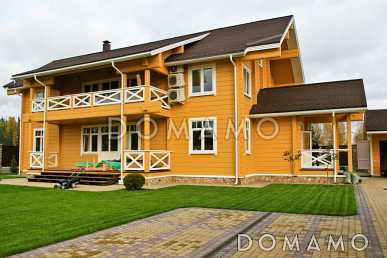 Проект деревянного дома из клееного бруса с огромным холом и тремя спальнями на втором этаже Проект деревянного дома из клееного бруса с огромным холом и тремя спальнями на втором этаже