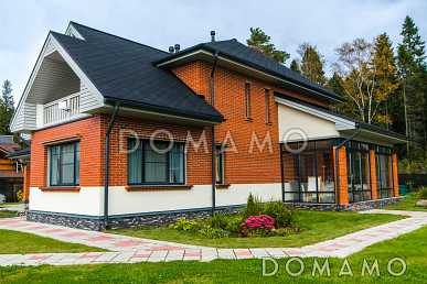 Проект дома из газобетона с панорамным остеклением на веранде, гаражом и навесом для авто