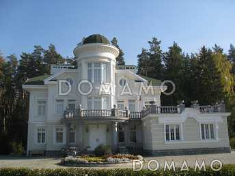 Проект жилого дома с небольшим бассейном на цокольном этаже