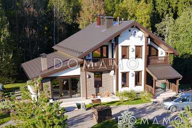 Проект дома из кирпича с цокольным этажом и небольшим бассейном