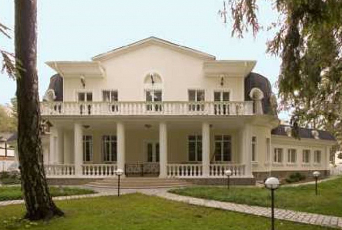 Проект двухэтажного дома из кирпича с правым и левым крылом