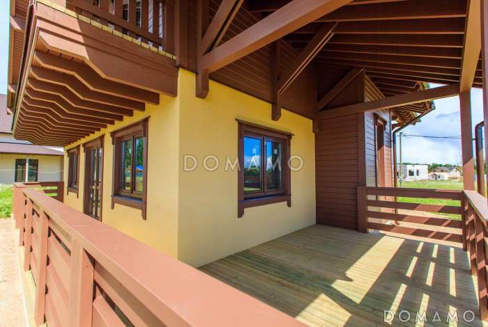 Проект каркасного дома с просторной угловой террасой