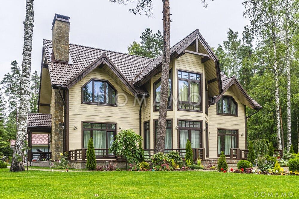 Проект коттеджа из газобетона с мансардой, эркером, светлой гостиной и открытой террасой / 1