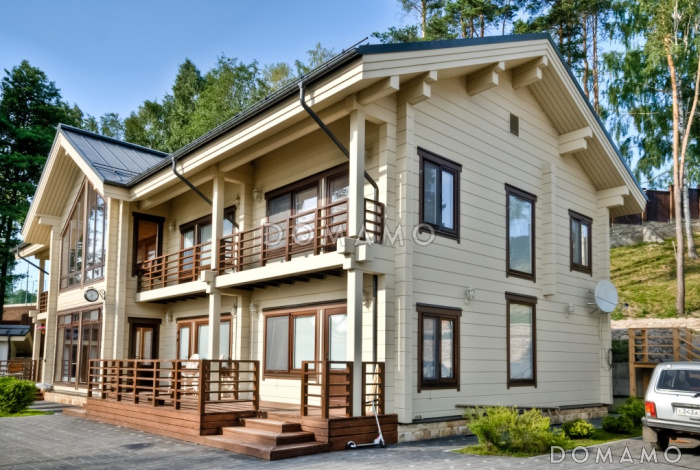 Проект двухэтажного дома из клееного бруса с шестью спальнями и гостиной на втором этаже Проект двухэтажного дома из клееного бруса с шестью спальнями и гостиной на втором этаже