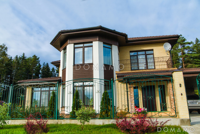 Проект дома из пеноблоков с эркером и балконом