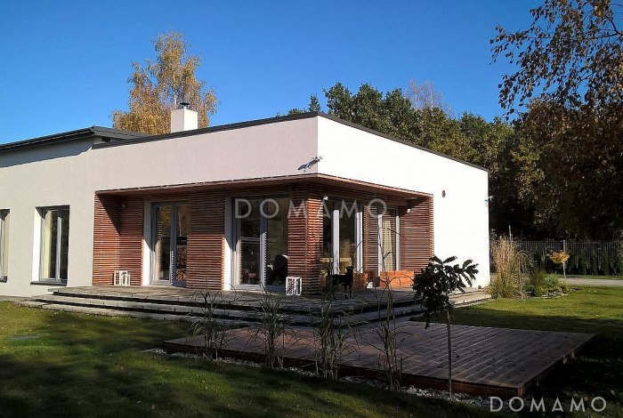 Проект современного одноэтажного дома с плоской крышей из газобетона с тремя спальнями и панорамным остеклением гостиной 