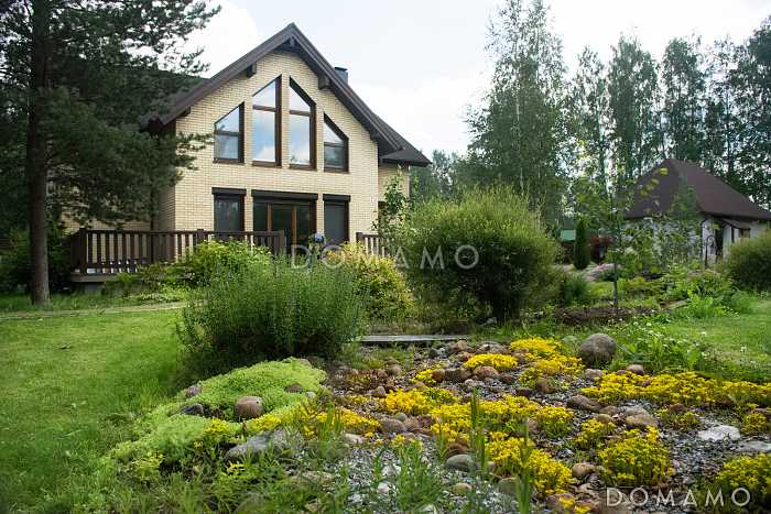 Проект кирпичного дома с навесом для машины