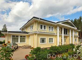 Проект двухэтажного дома из клееного бруса с колоннами и большой верандой Проект двухэтажного дома из клееного бруса с колоннами и большой верандой