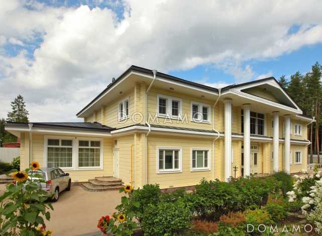 Проект двухэтажного дома из клееного бруса с колоннами и большой верандой Проект двухэтажного дома из клееного бруса с колоннами и большой верандой