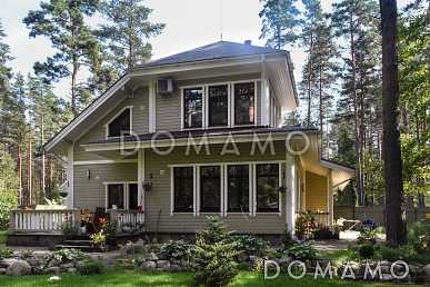 Проект дома из кирпича с местом для трех авто