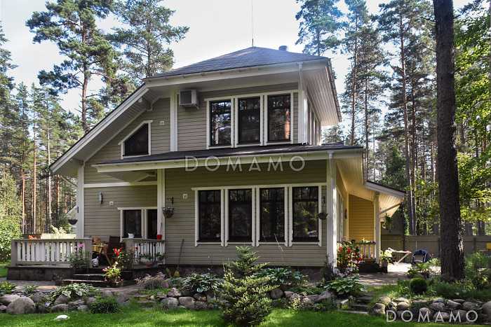 Проект дома из кирпича с местом для трех авто Проект дома из кирпича с местом для трех авто