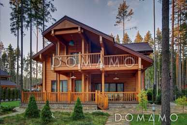 Проект деревянного дома из клееного бруса с просторным балконом на втором этаже Проект деревянного дома из клееного бруса с просторным балконом на втором этаже