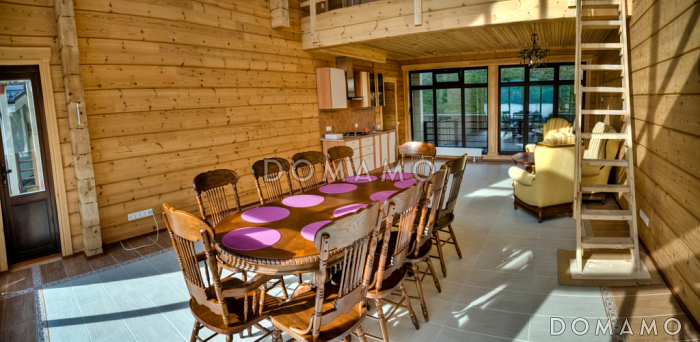 Проект двухэтажного дома из клееного бруса с шестью спальнями и гостиной на втором этаже Проект двухэтажного дома из клееного бруса с шестью спальнями и гостиной на втором этаже